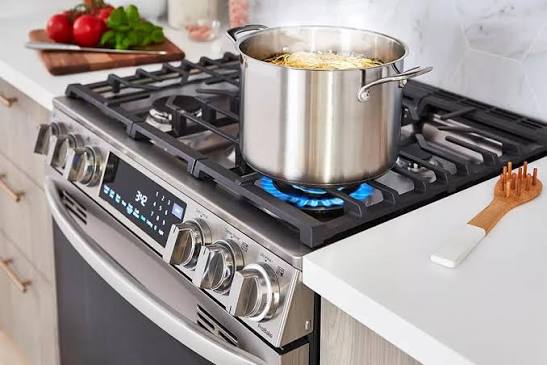 Cuisinière à gaz allumée